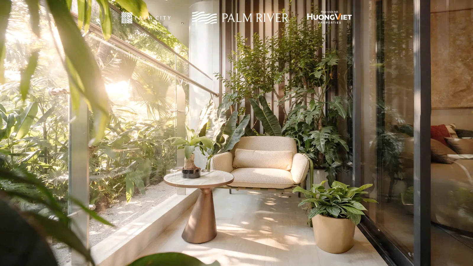 Nhà mẫu Palm River: ghế ngồi và khoảng cây xanh cạnh cửa kính căn mẫu 2PN.