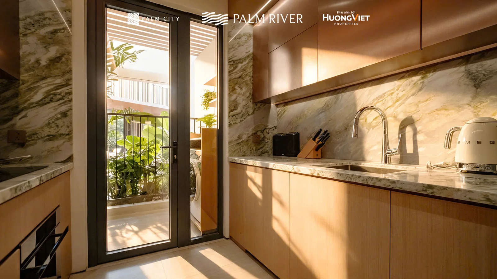 Nhà mẫu Palm River: khu bếp căn mẫu 2PN với cửa dẫn về phía sân phơi.