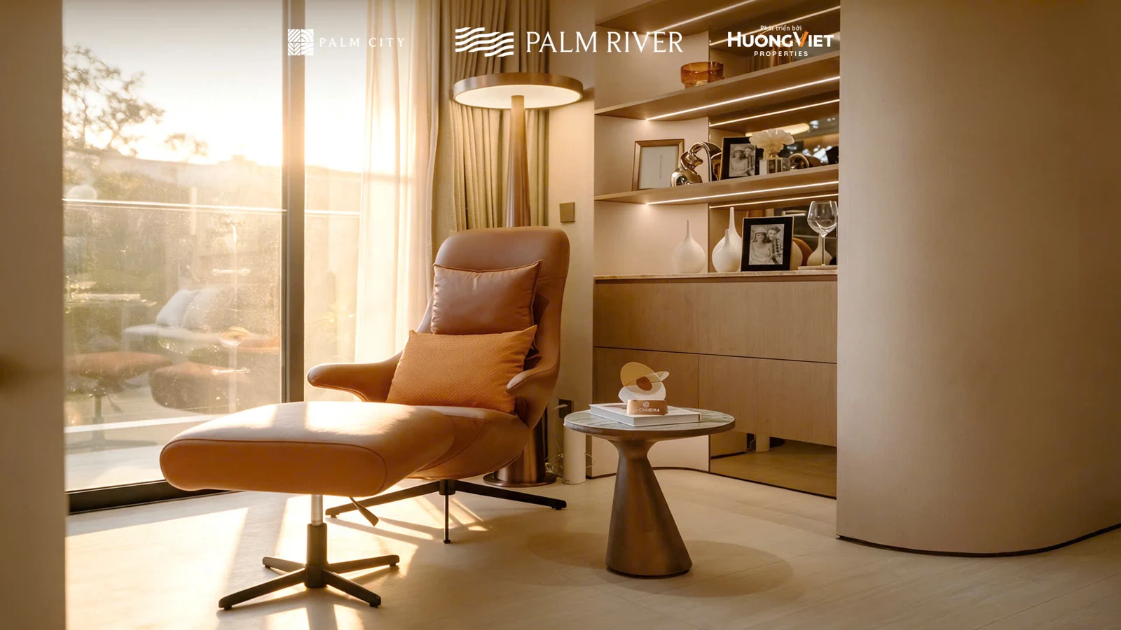 Bàn làm việc và ghế ngồi cạnh cửa kính căn mẫu 3PN Luxury.