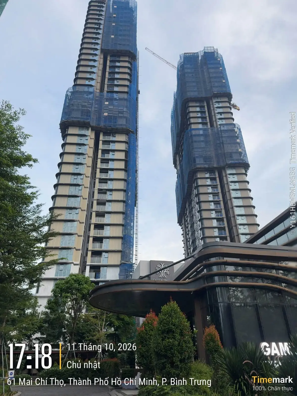 Hai tháp bọc lưới xanh dương và kết cấu khối đế cong Eaton Park