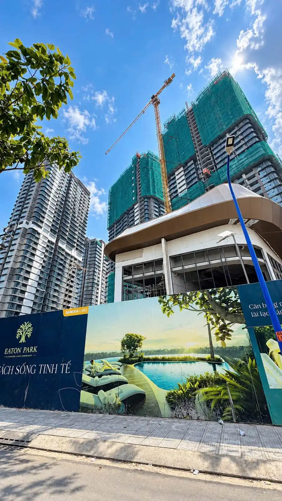 Hàng rào dự án và khu vực thi công khối đế Eaton Park tháng 10/2026