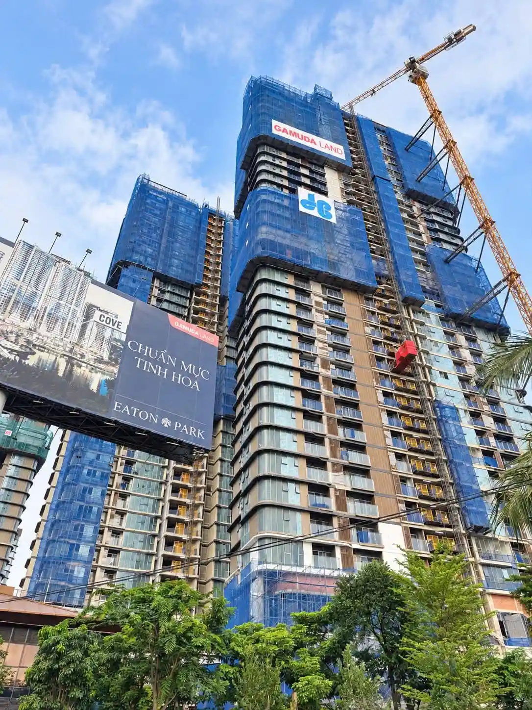 tiến độ Eaton Park khối tháp gắn biển hiệu Gamuda Land và bảng quảng cáo