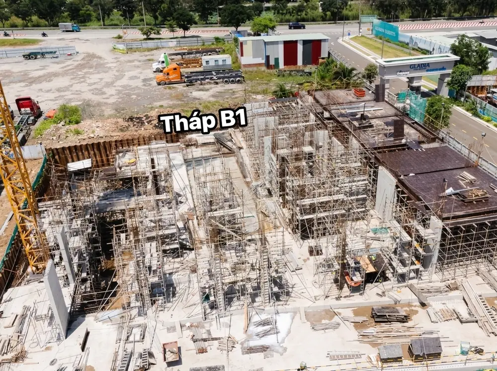 Cận cảnh tháp B1 với hệ giàn giáo dày và cột vách