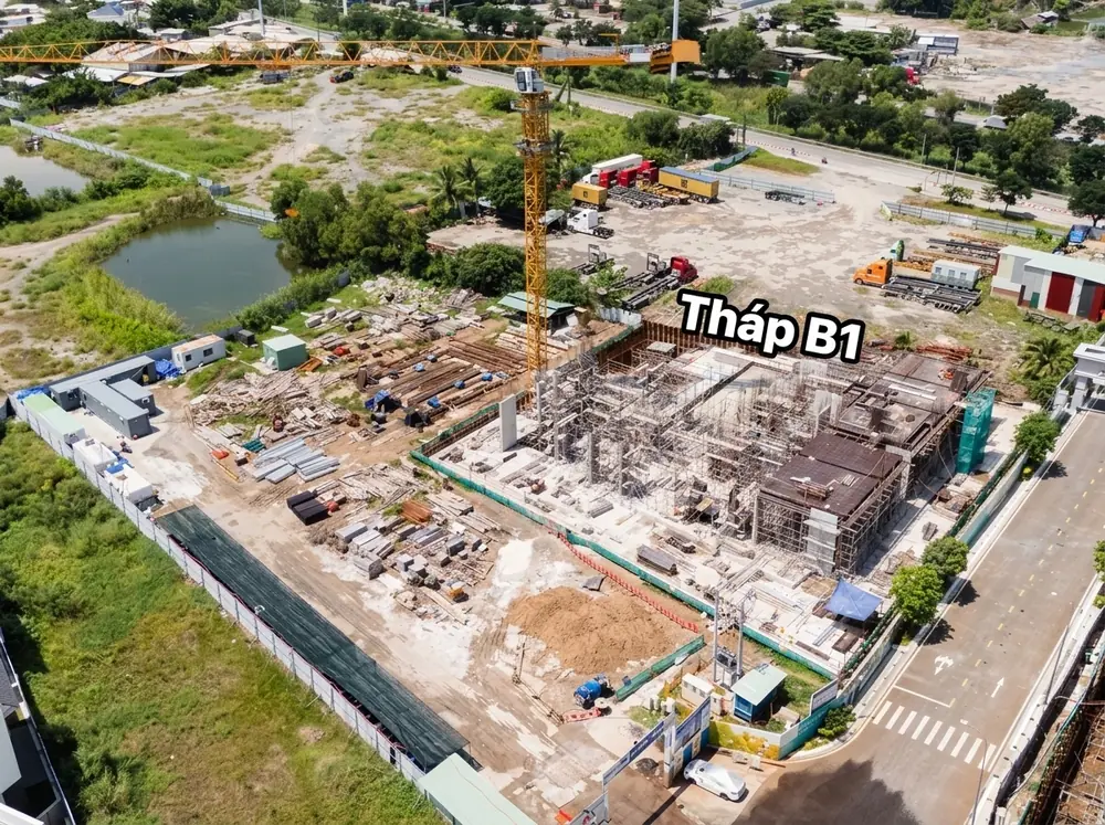 Tiến độ dự án Gladia Heights toàn cảnh tháp B1 với cẩu tháp và bãi vật tư