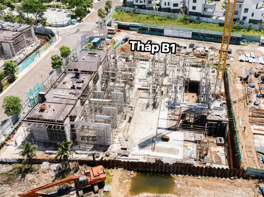 Khu vực tháp B1 nhìn từ phía tường cừ thép quanh hố đào và máy đào