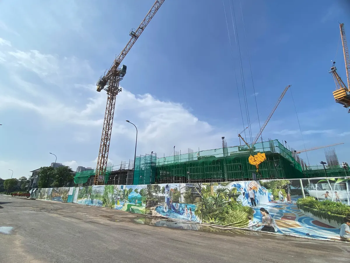 Công trường Gladia Heights nhìn từ Võ Chí Công tháng 10/2026