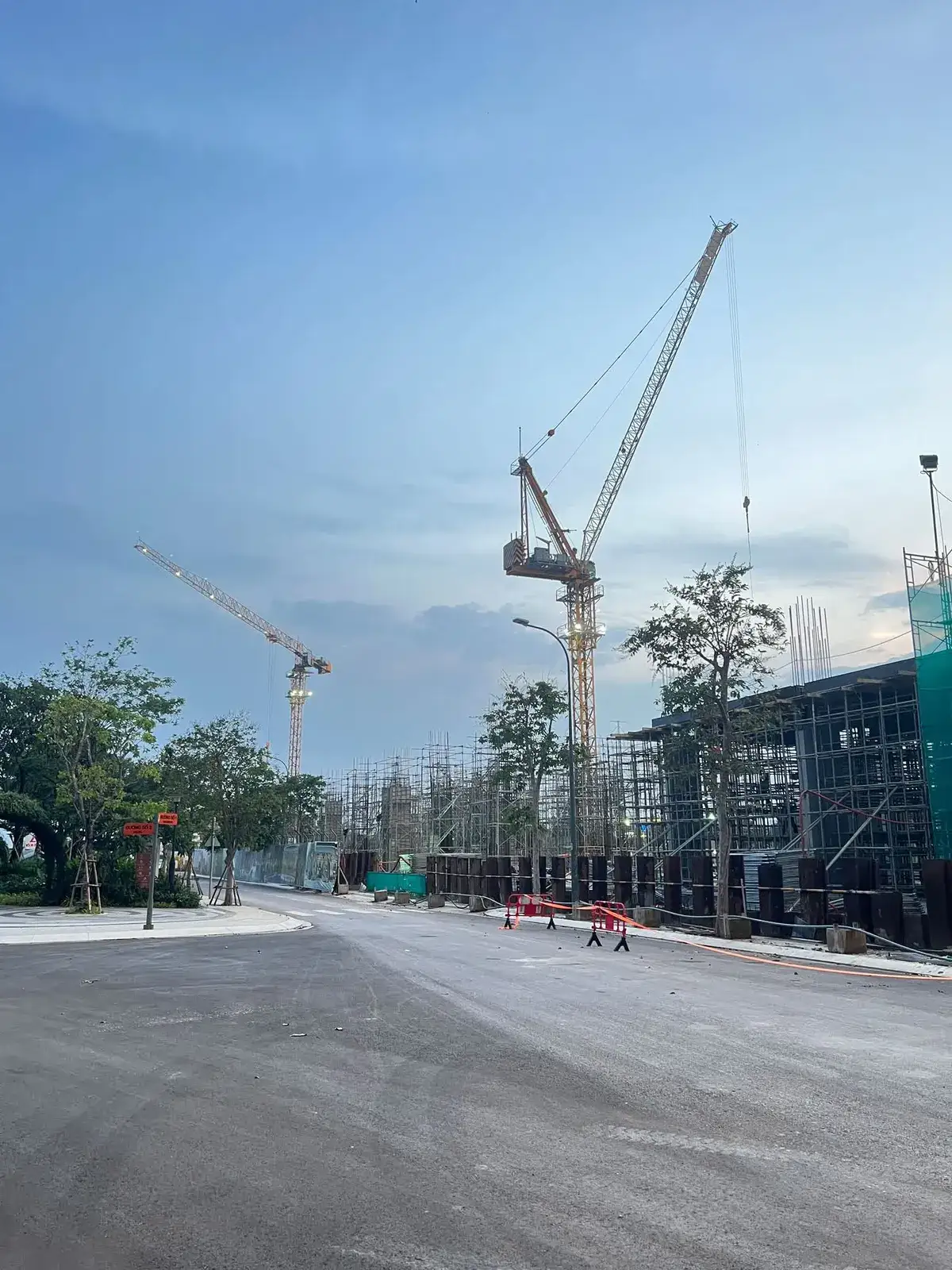 Toàn cảnh 3 tháp Gladia Heights phủ lưới xanh đồng bộ tháng 10/2026