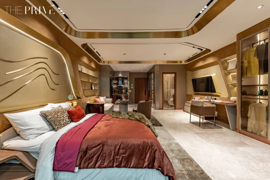 Phòng ngủ căn hộ mẫu 1 phòng ngủ với cửa kính lớn