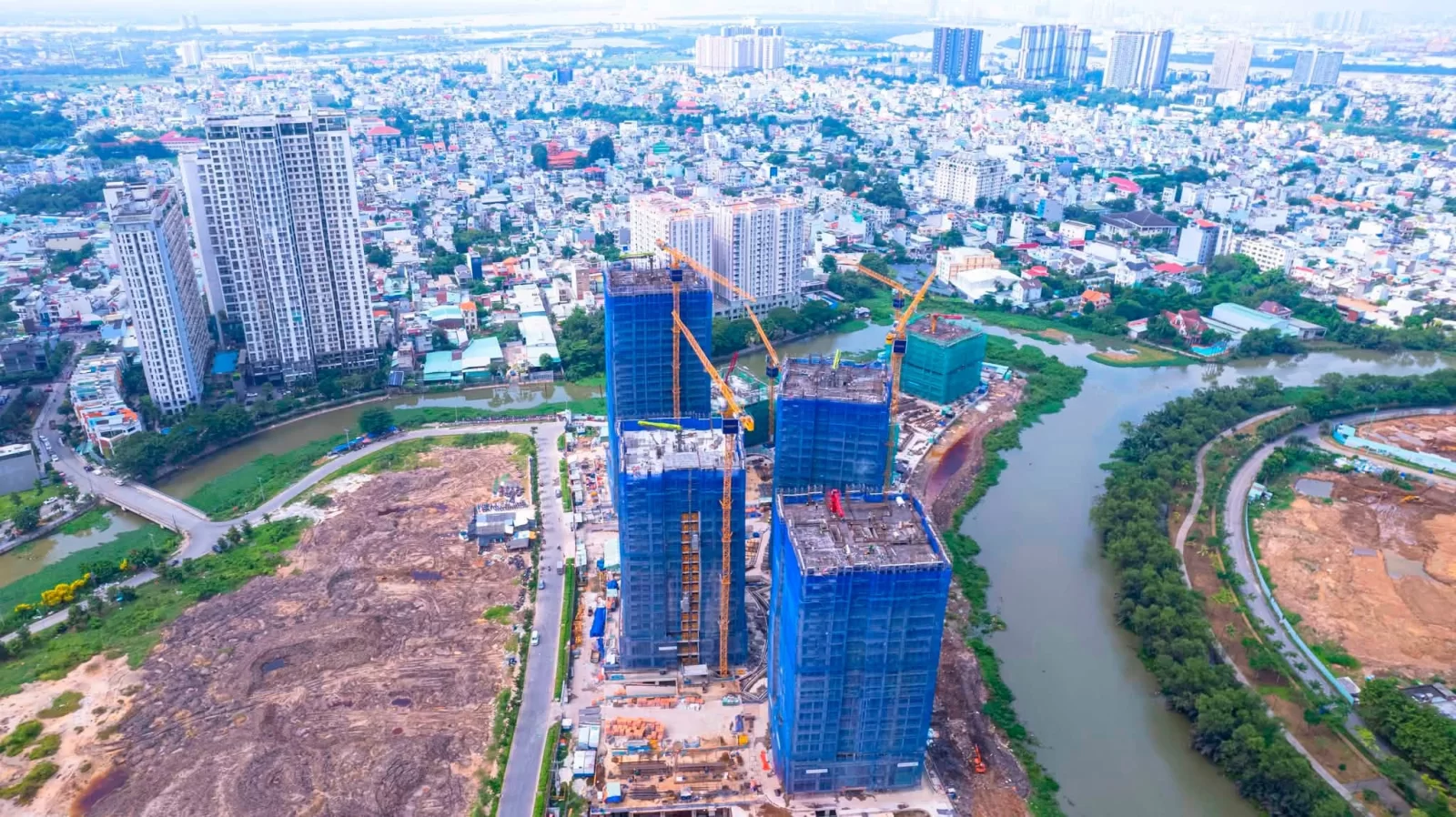 Toàn cảnh công trường thi công dự án căn hộ The Privé tháng 8/2026