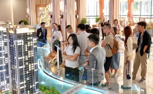 Khách tham quan xem sa bàn The Privé tại nhà mẫu