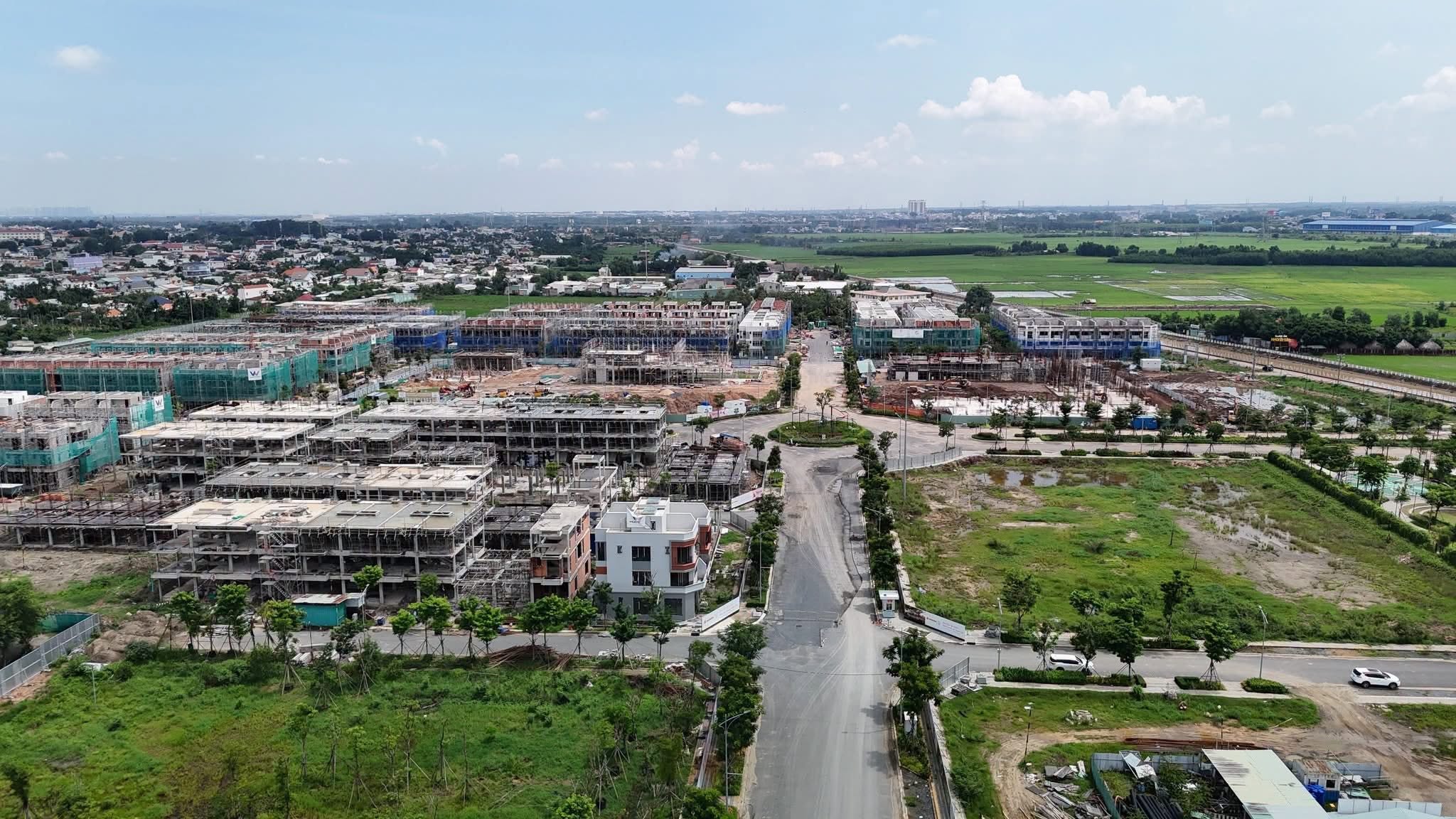 Trục đường chính kết nối các phân khu dự án Springville Gamuda Land