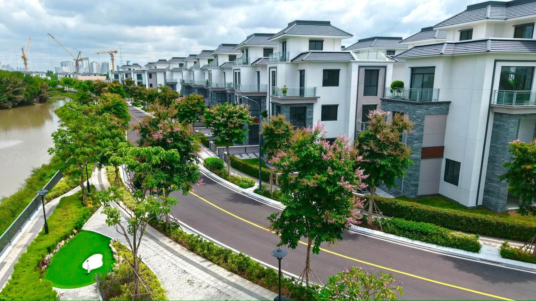 Toàn cảnh flycam dãy biệt thự ven sông uốn lượn và dòng kênh tự nhiên tại Gladia Heights