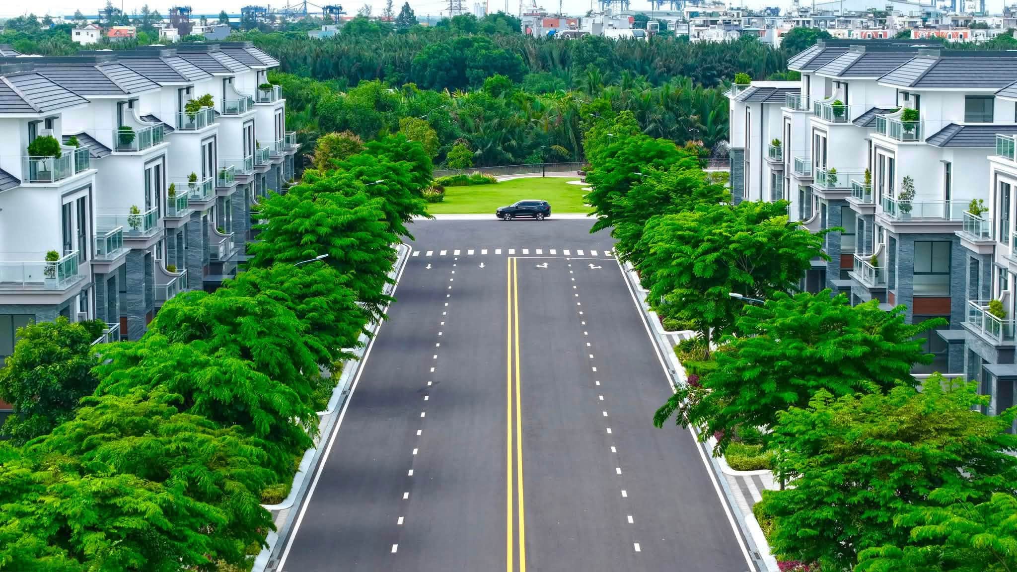 Trục đại lộ nội khu compound với dãy biệt thự tân cổ điển hướng ra công viên sinh thái Gladia Heights