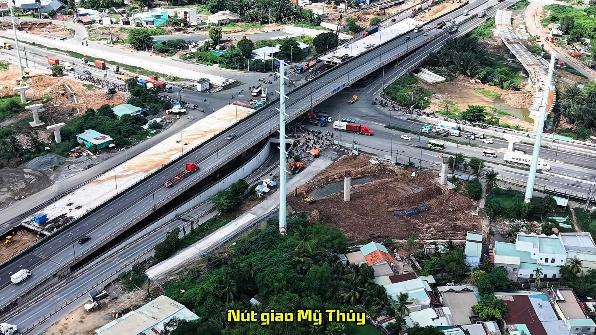 Toàn cảnh công trường nút giao Mỹ Thủy nhìn từ hướng cầu Kỳ Hà 3 và đường Đồng Văn Cống