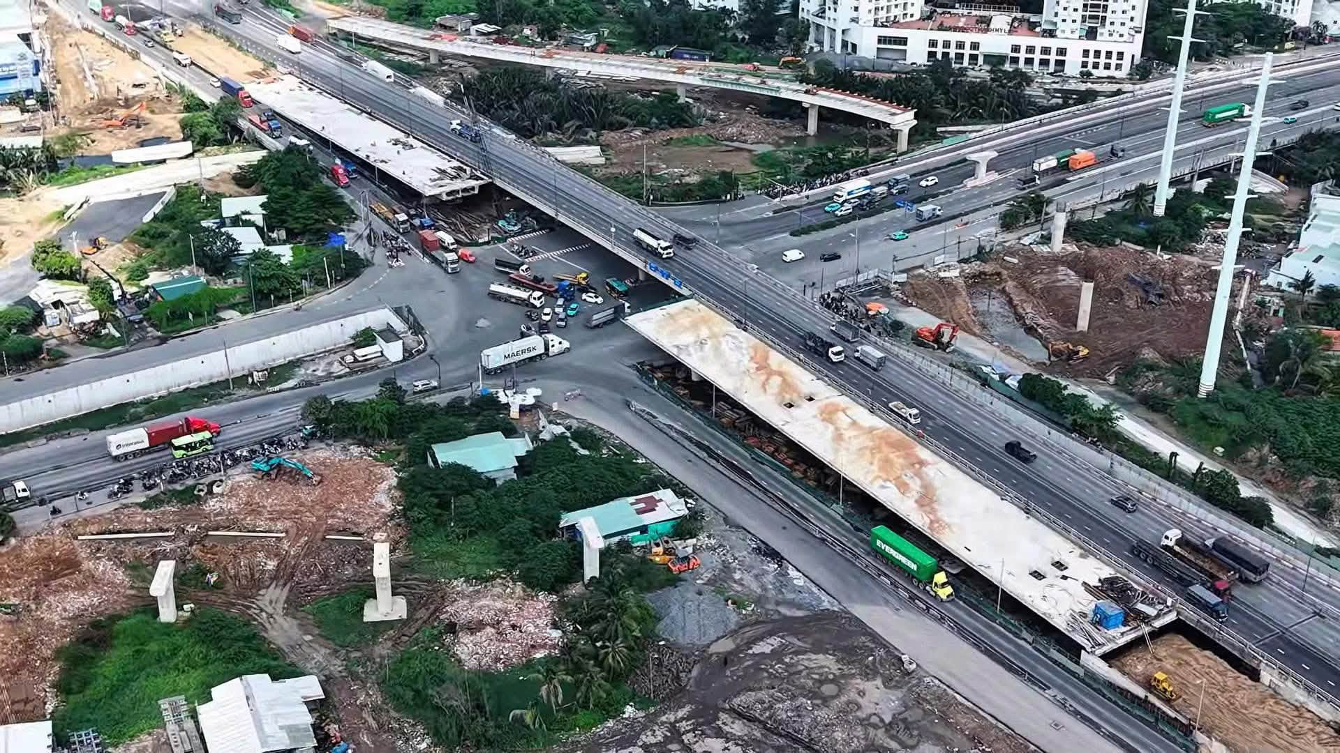 Trục đường Võ Chí Công kết nối thông suốt từ nút giao Mỹ Thủy qua cầu Phú Mỹ sang Quận 7