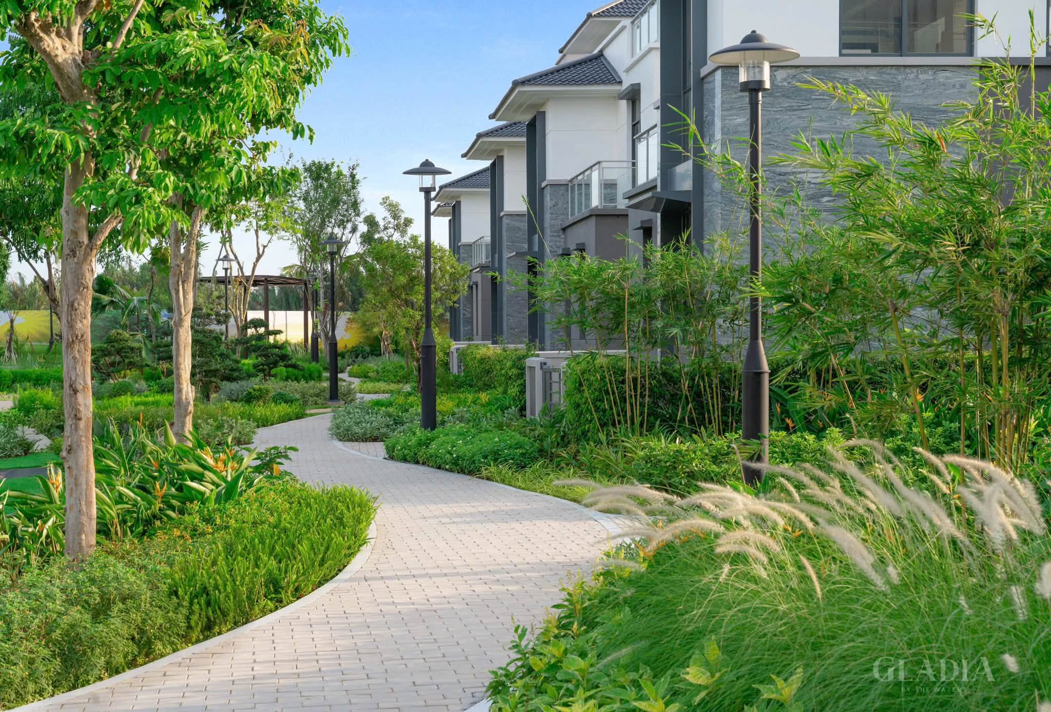Tuyến đường dạo bộ lát đá ven các biệt thự compound rợp bóng cây xanh mát tại Gladia Heights