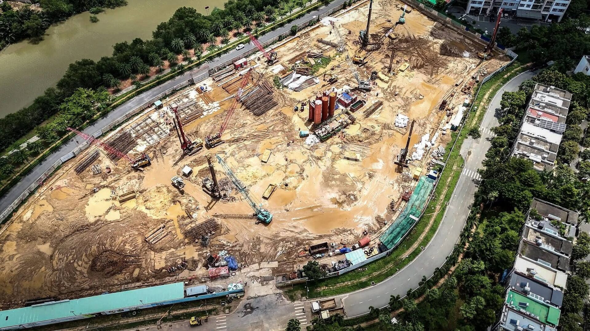 Góc nhìn từ công trường hướng về phía các tòa tháp The Privé và Palm City