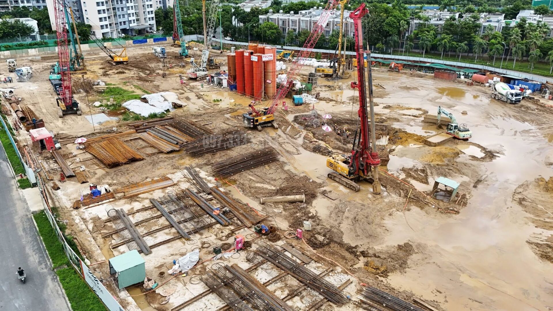Cận cảnh dàn máy khoan cọc nhồi và trạm trộn bentonite trên công trường