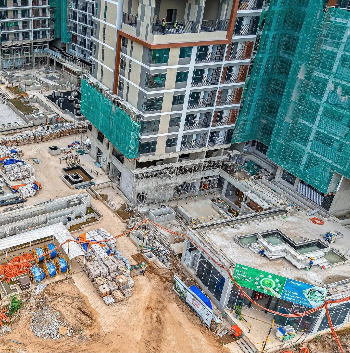 Nhà thầu Ricons thi công khối đế shophouse và tập kết vật tư hoàn thiện tại dự án Elysian tháng 9/2026
