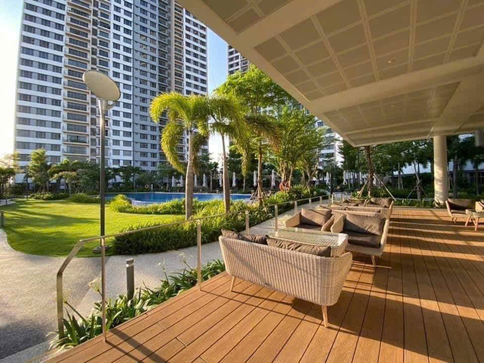 Tiện ích hồ bơi resort và sảnh thư giãn ngoài trời căn hộ Palm Heights