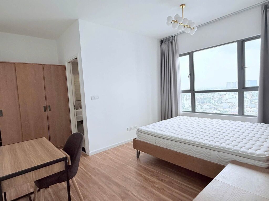 Phòng ngủ master tràn ngập ánh sáng tự nhiên tại căn hộ Palm Heights 2 phòng ngủ