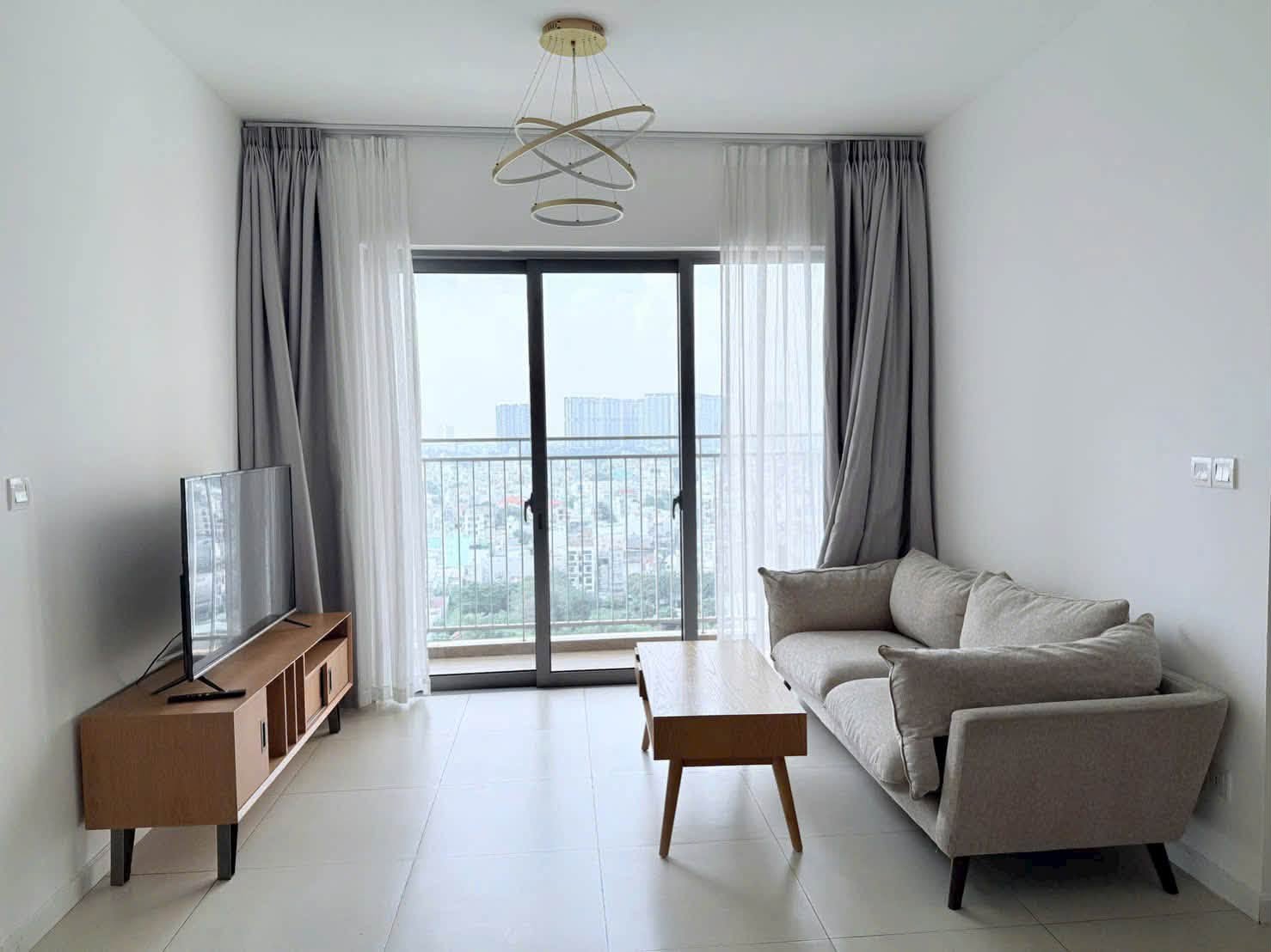 Phòng ngủ master ấm cúng lót sàn gỗ cao cấp căn 2PN 77m2 Palm Heights
