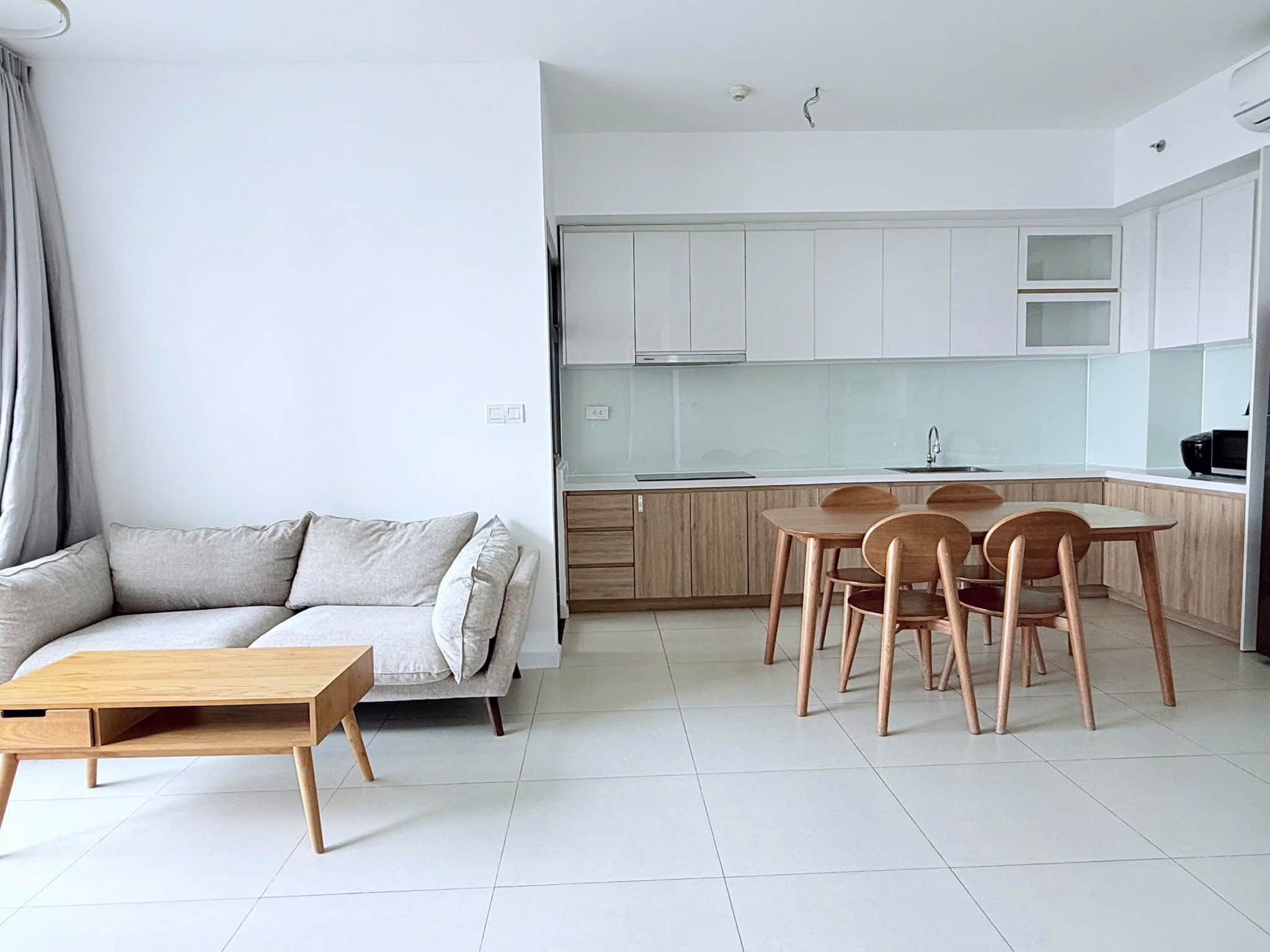 Không gian phòng khách và ban công view nội khu căn 2PN Palm Heights 77m2 bán 7,5 tỷ