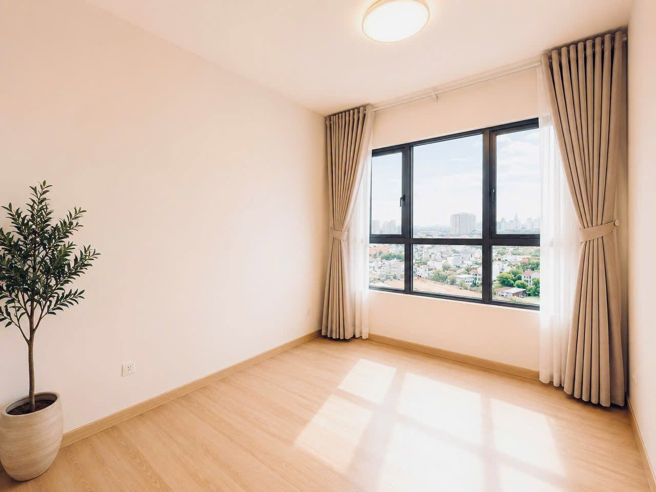 Phòng ngủ căn hộ Palm Heights sàn gỗ cửa sổ kính lớn view thành phố