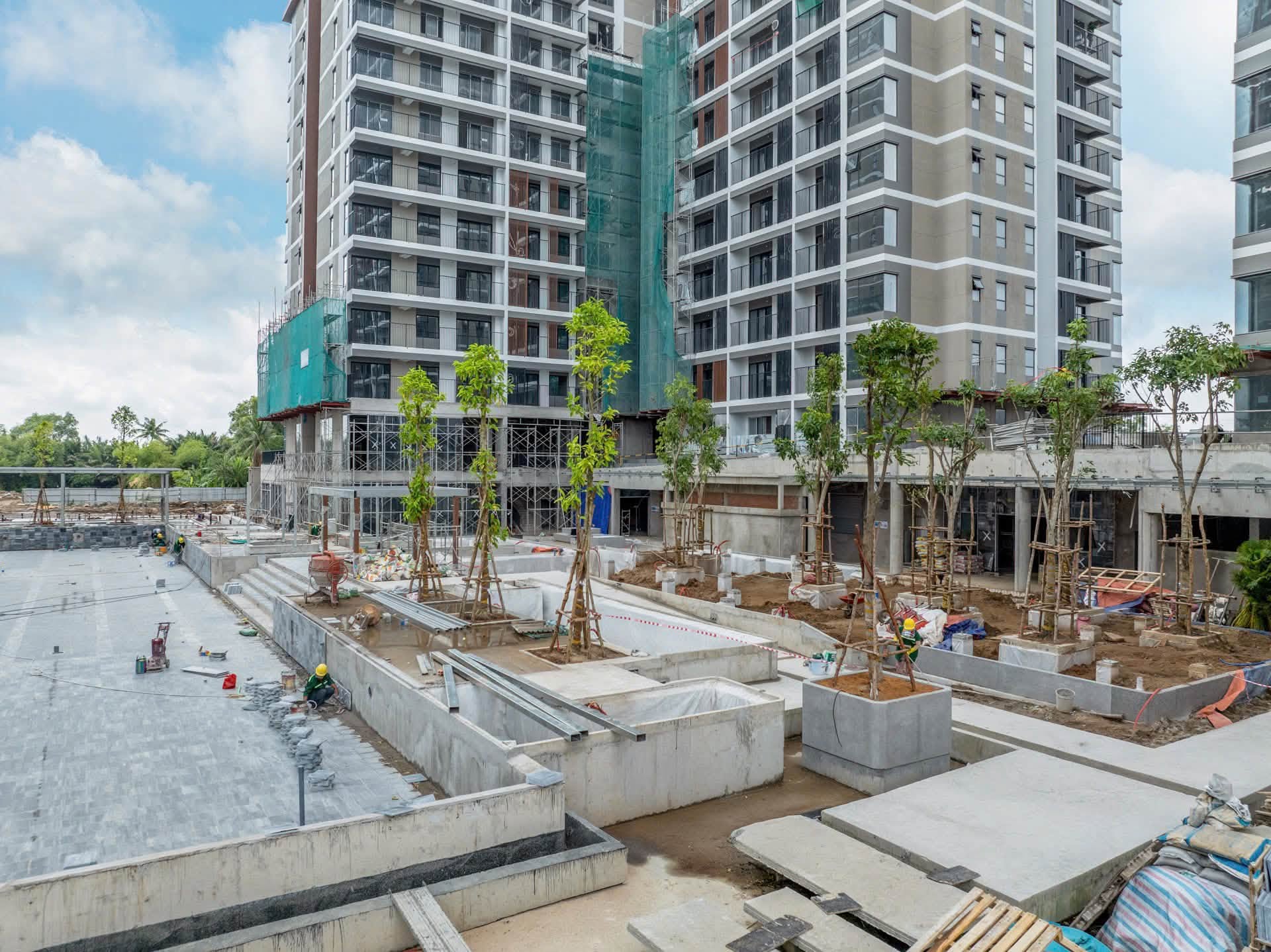 Lối dạo bộ ven hồ bơi Elysian rợp bóng cây xanh thực tế đang thi công lát đá