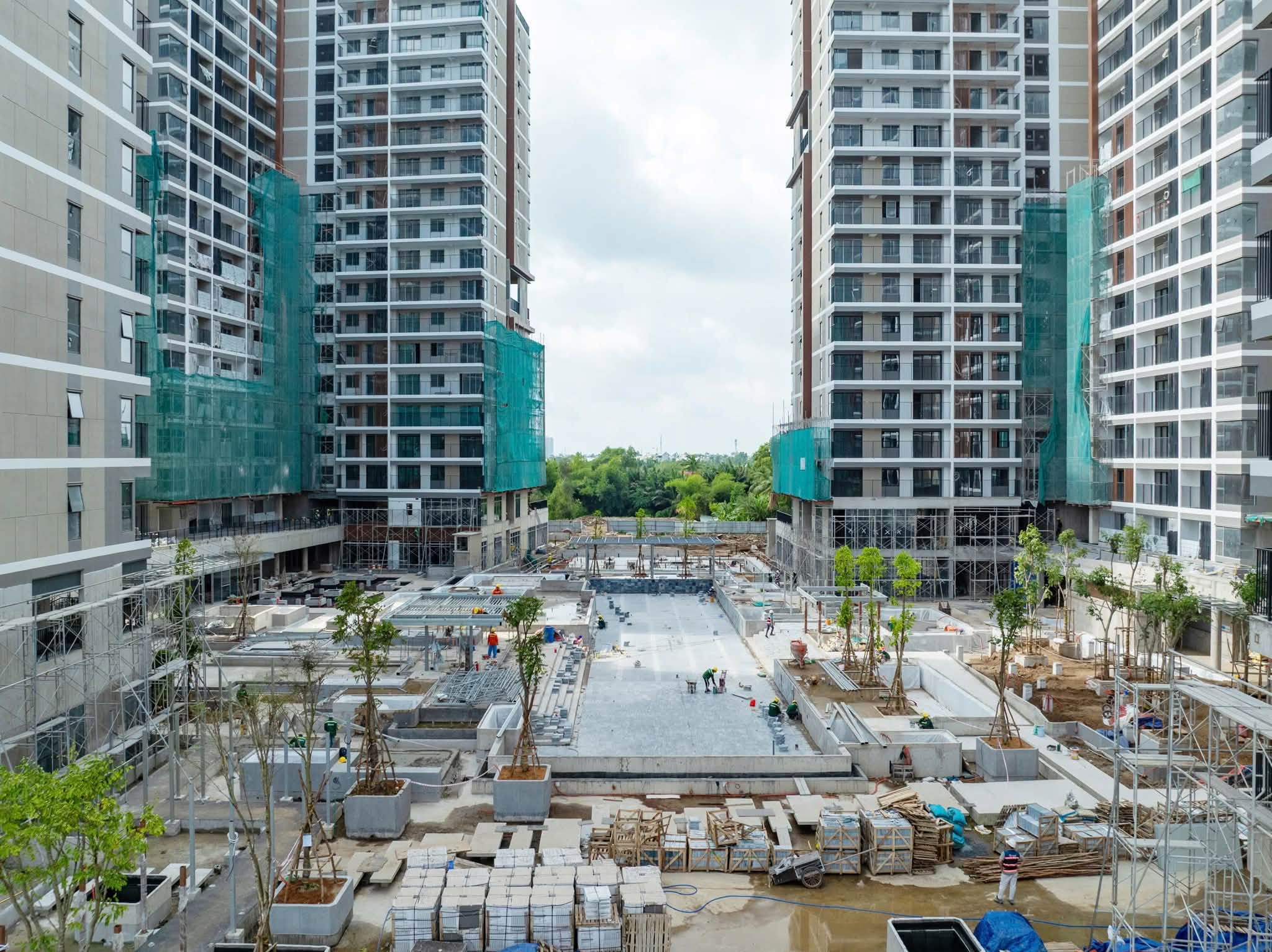 Cụm hồ bơi resort và hàng cây xanh bóng mát đầu tiên tại dự án Elysian Thủ Đức