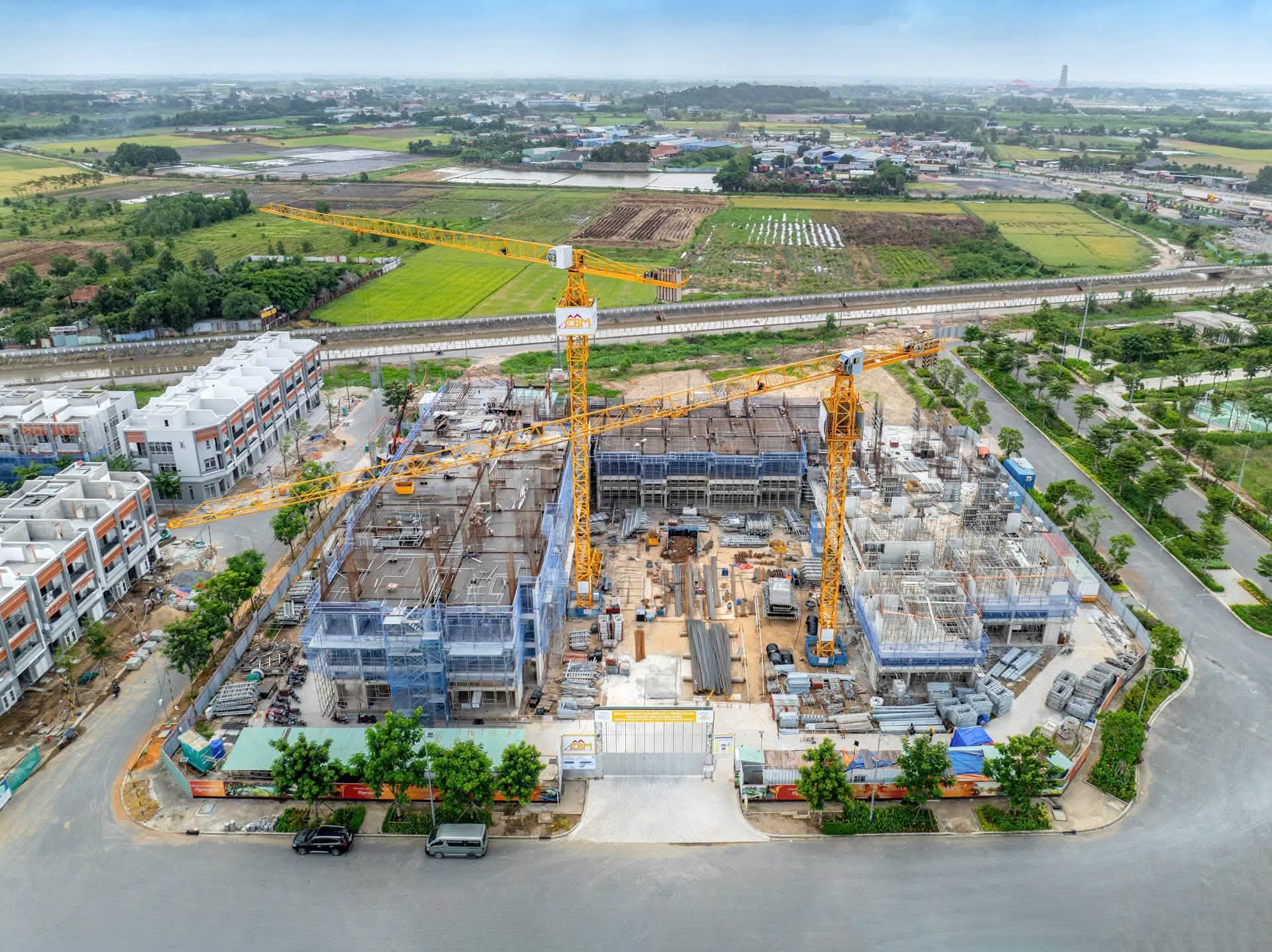 Công trường phân khu cao tầng Persa Place Springville nhìn từ cổng vào nội khu