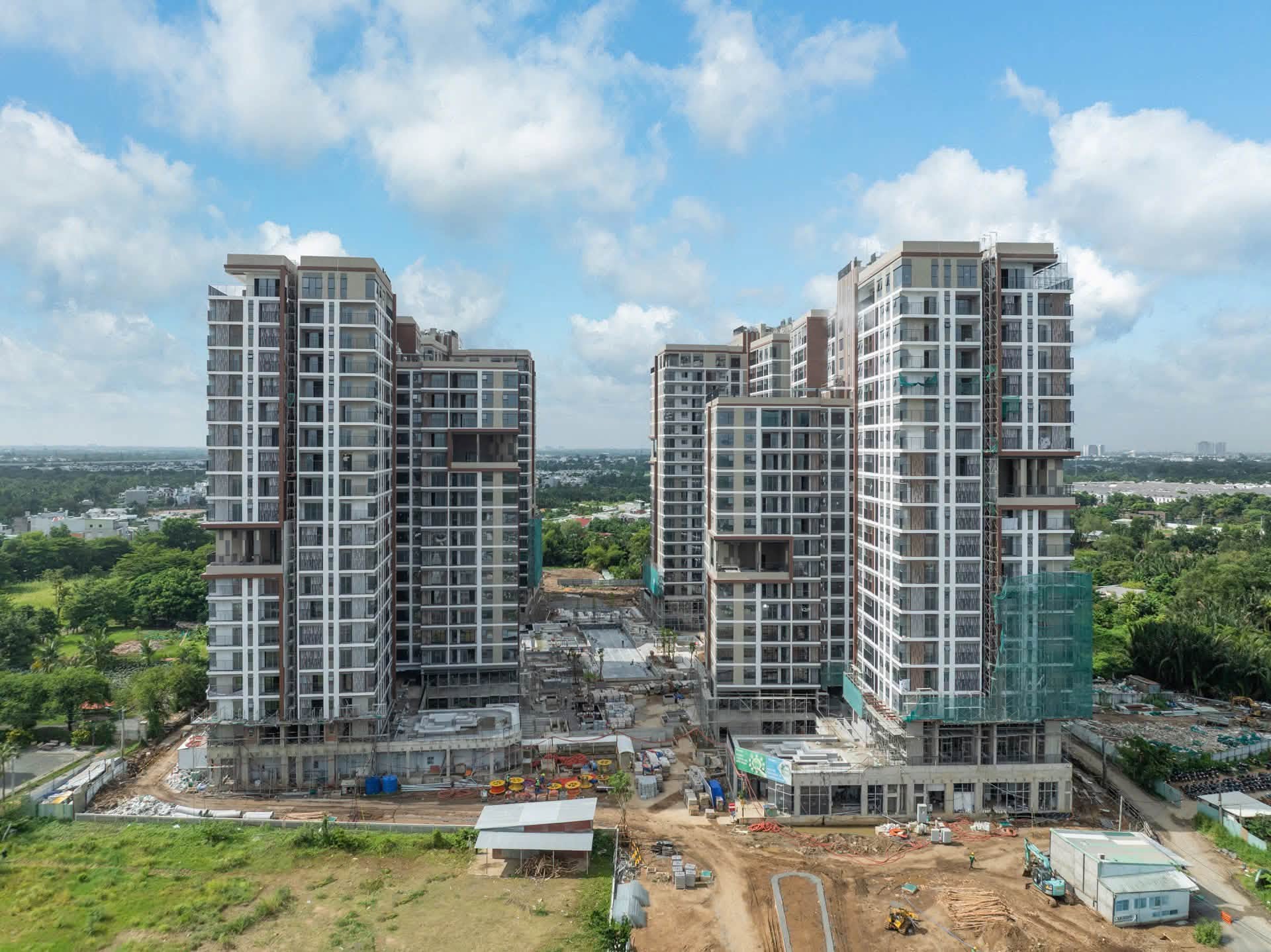 Công nhân Ricons lát đá granite theo tiến độ dự án Elysian tháng 9/2026