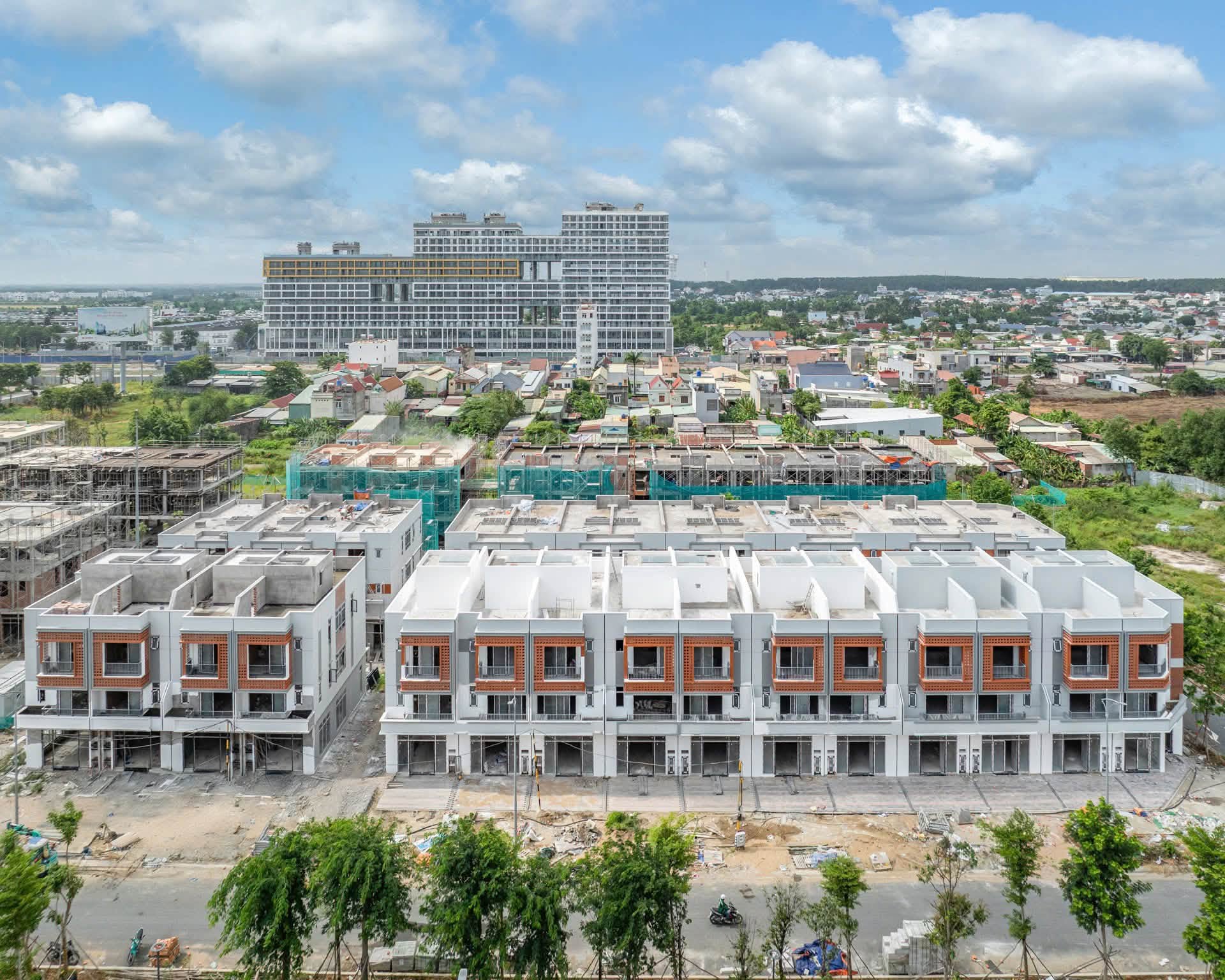Phân khu nhà phố thấp tầng giai đoạn 1 Springville đạt 89.4% hoàn thiện mặt ngoài