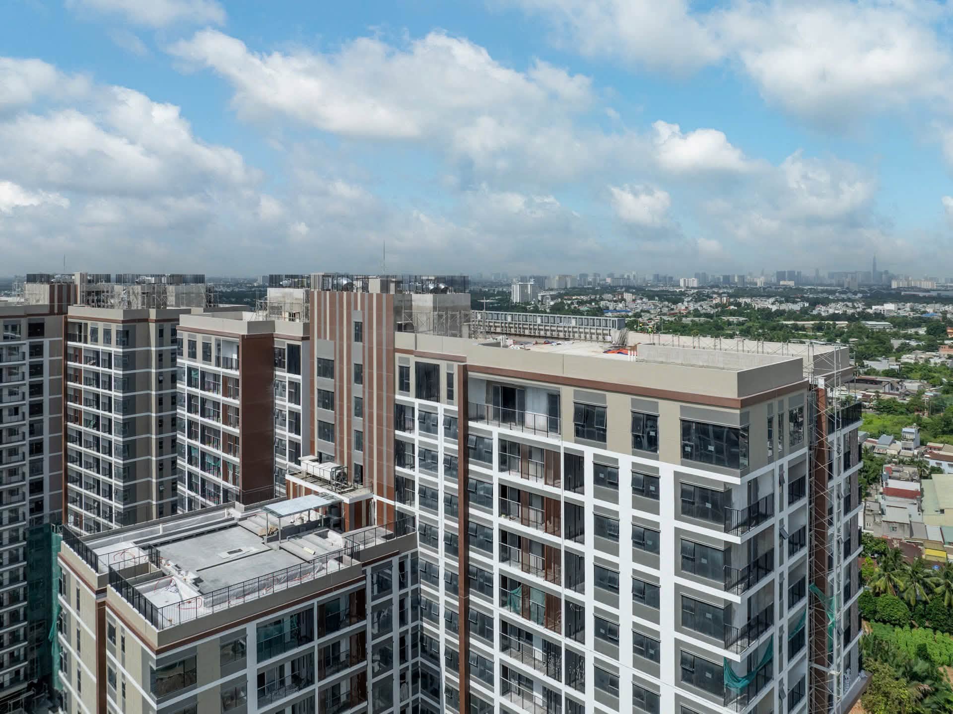 Toàn cảnh tiến độ 4 tòa tháp Elysian Gamuda Land nhìn xuống sân trong tháng 9/2026