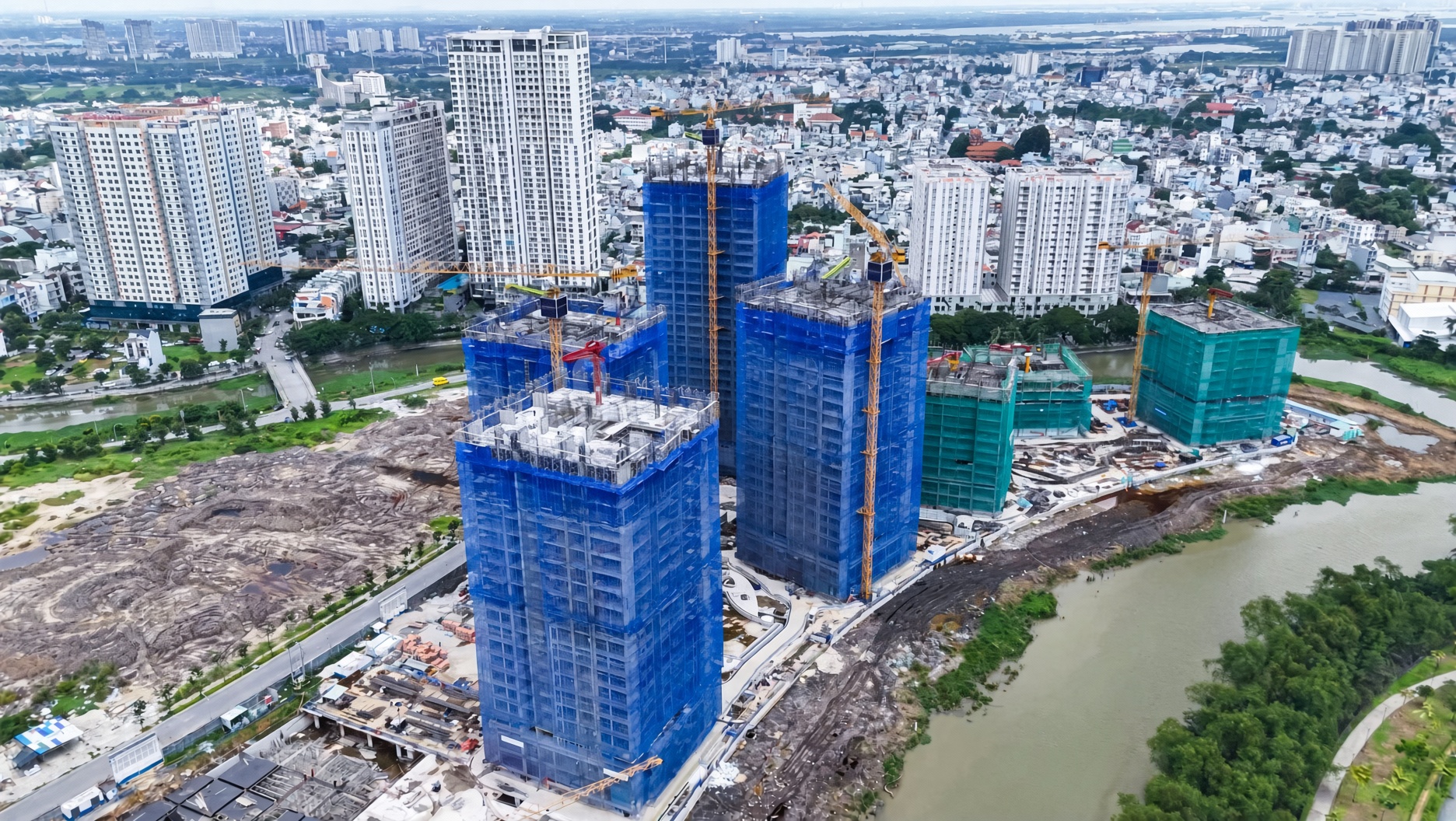Toàn cảnh công trường The Privé Bluemarq tháng 9 2026 bên bờ sông uốn lượn