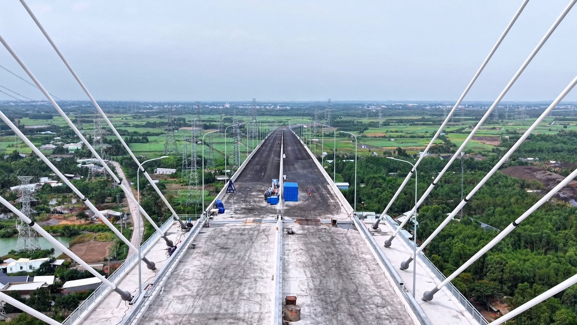 Mặt sàn cầu Phước Khánh đang trải thảm bê tông nhựa asphalt hướng sang Nhơn Trạch