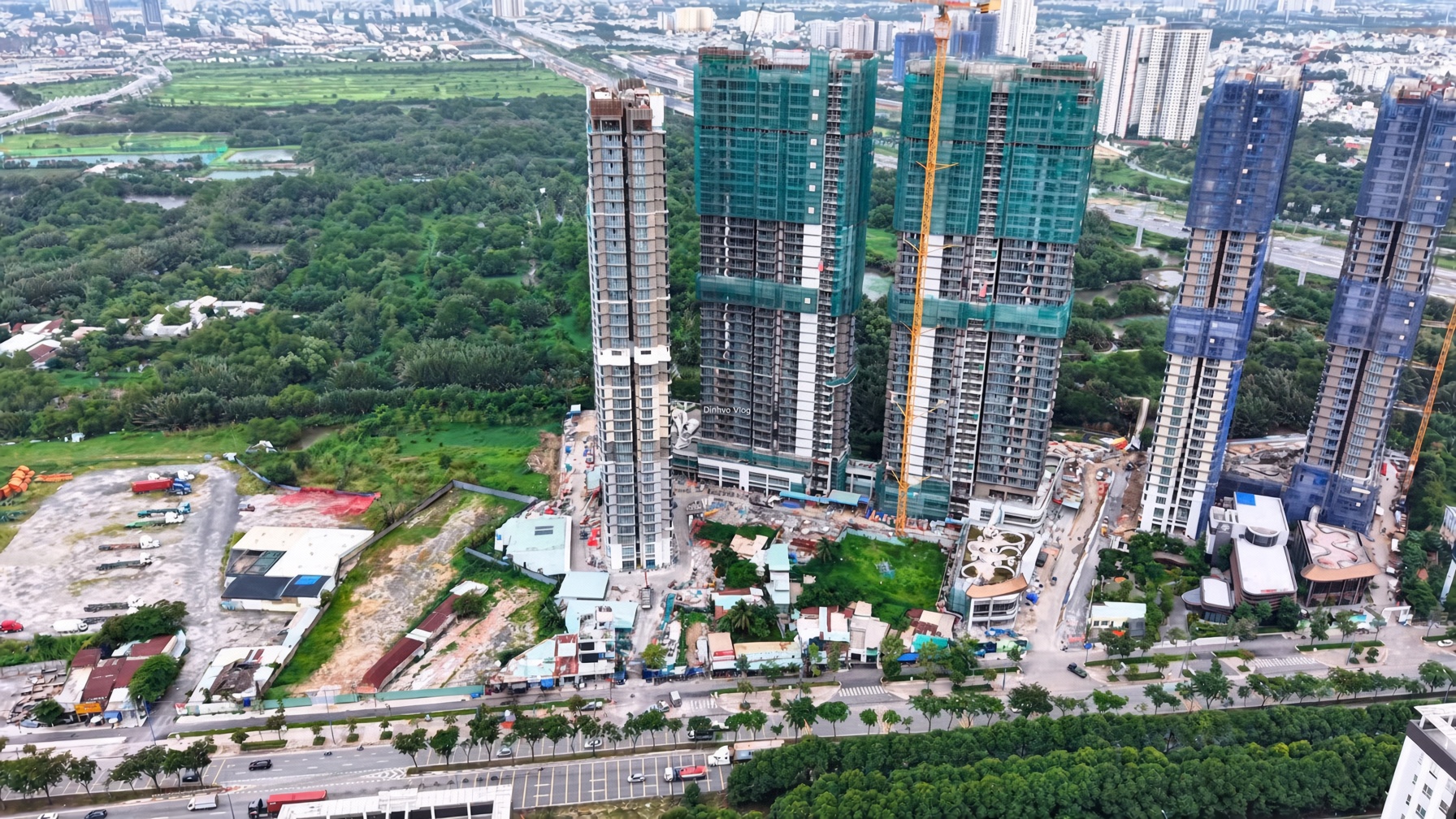 Công trường Eaton Park cất nóc Phase 1 tháo lưới mặt ngoài tháng 9/2026