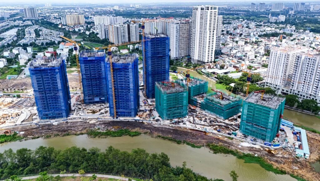 Góc nhìn panorama công trường The Privé tháng 9 2026 ba mặt giáp sông