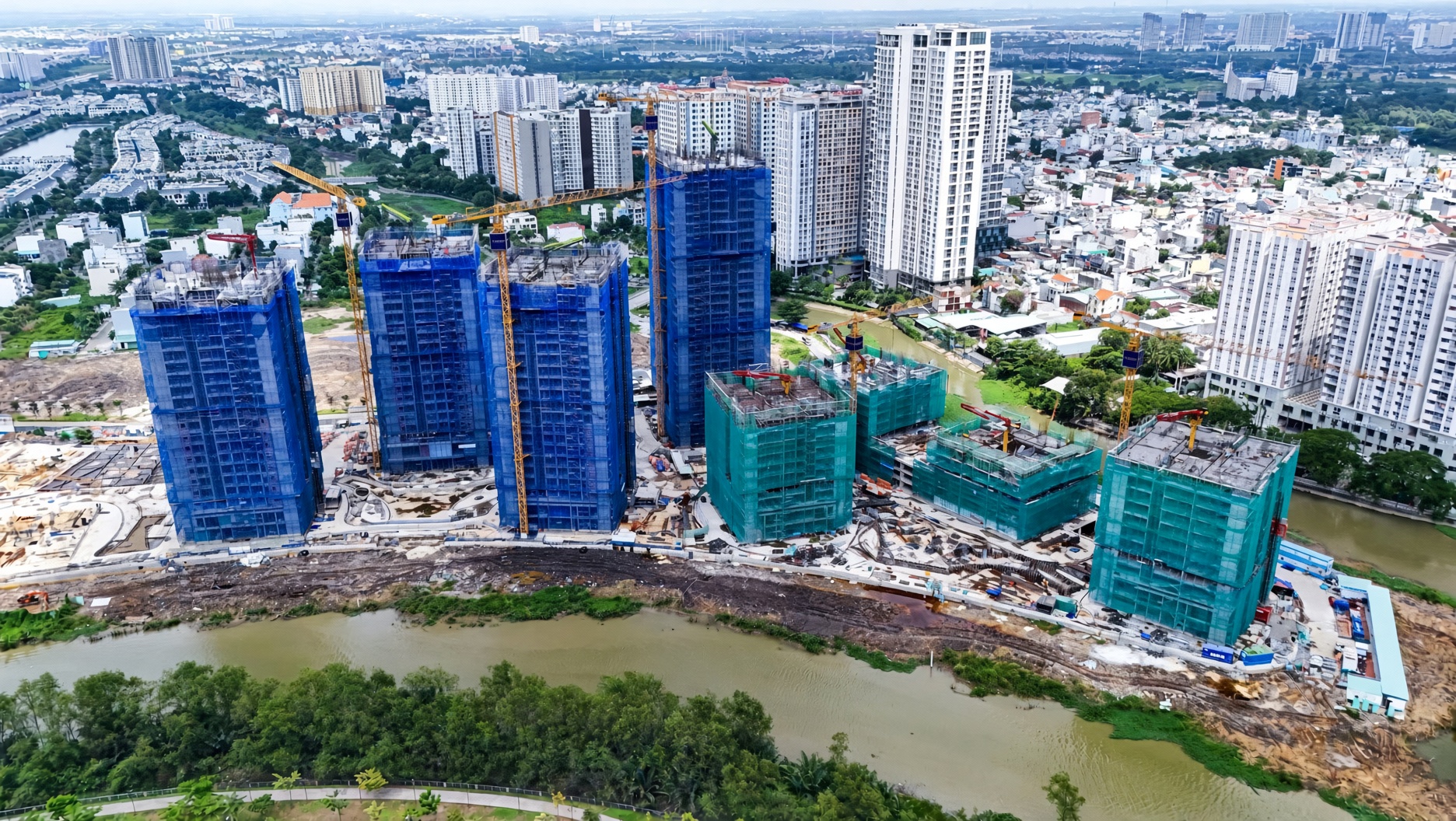 Thiết kế kiến trúc mặt dựng và ban công kính uốn lượn đón gió sông tại The Privé