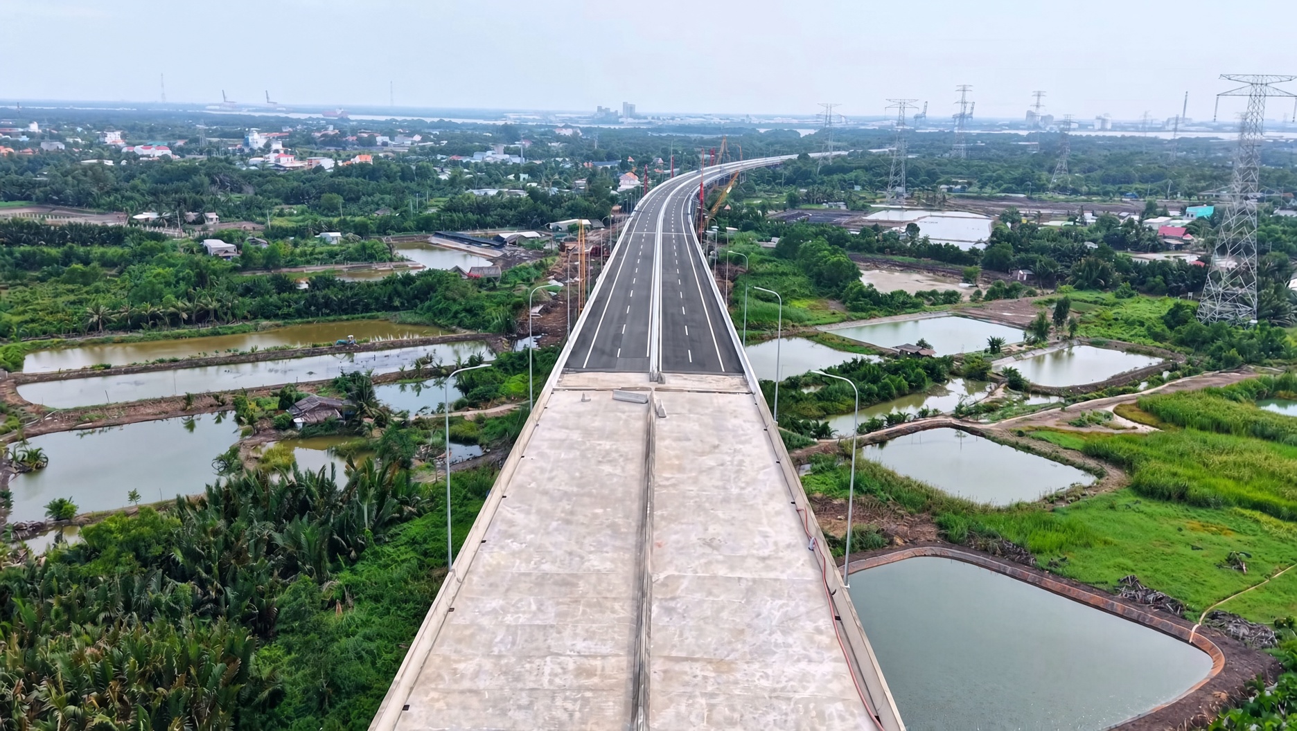 Tuyến đường dẫn cao tốc Bến Lức Long Thành vào Nhơn Trạch đã thảm nhựa và sơn kẻ vạch