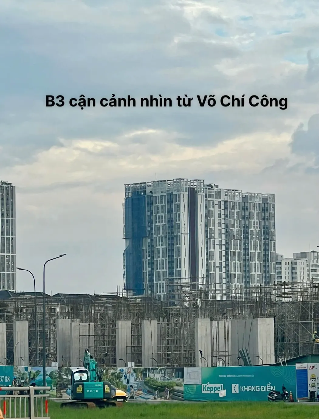 Ảnh khu vực tháp B3 Gladia Heights nhìn từ Võ Chí Công, có vách bê tông và giàn giáo