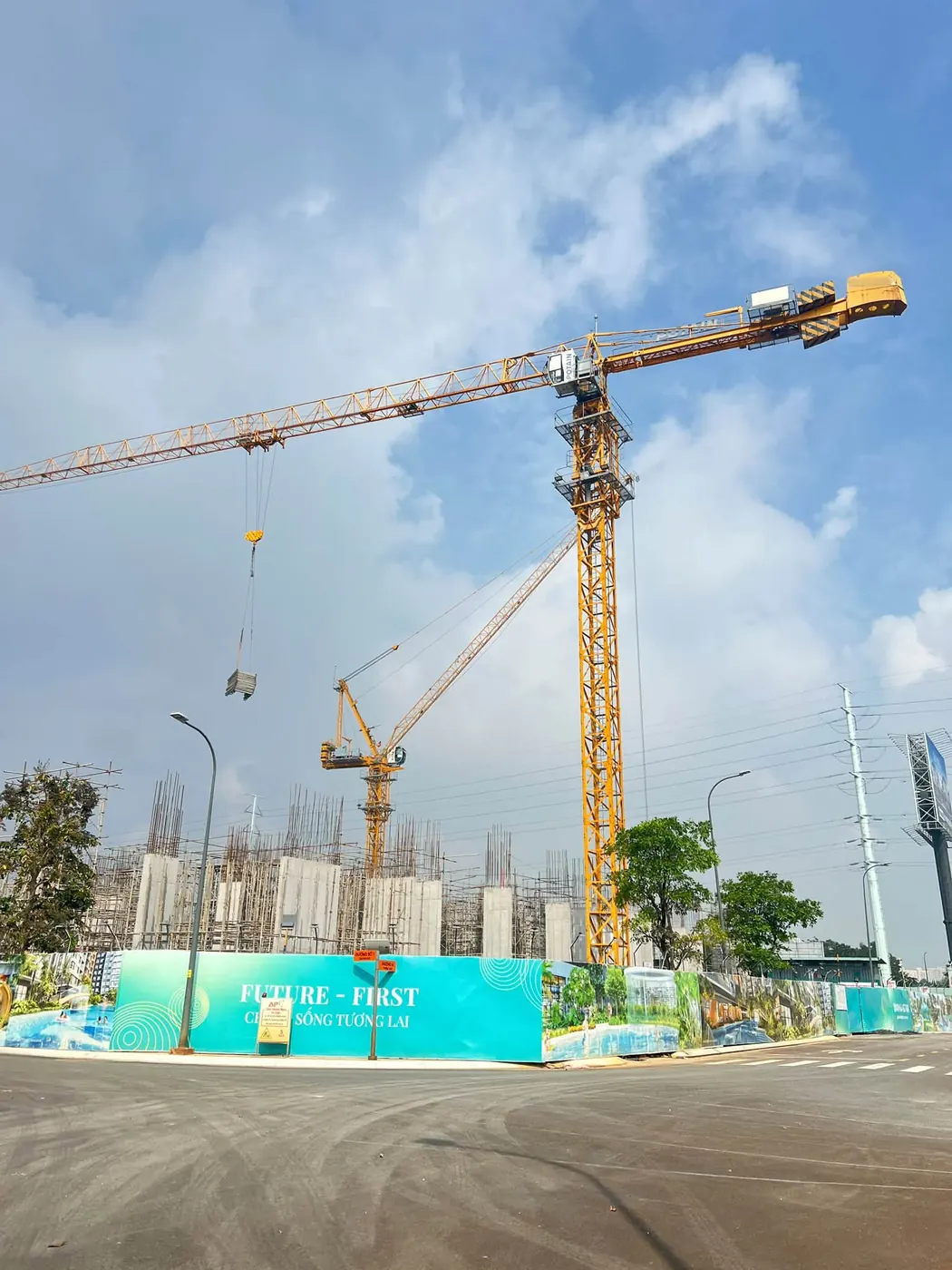 Công trường tiến độ dự án Gladia Heights góc nhìn từ trục đường nội khu thông thoáng