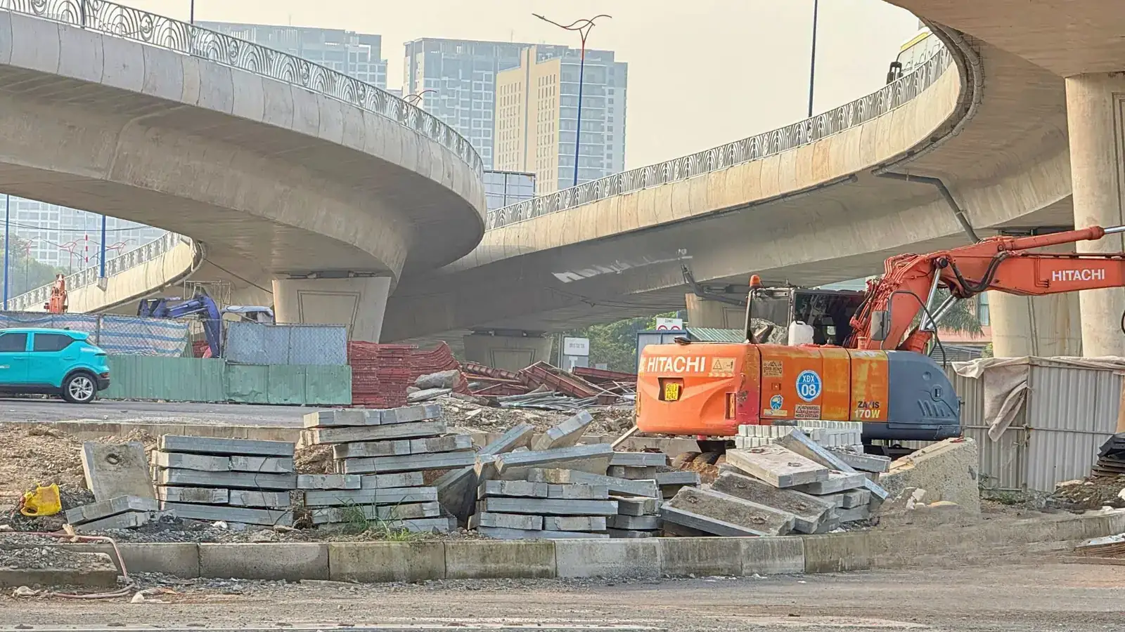 Công trường thi công trụ cầu và đường gom nút giao An Phú thực tế