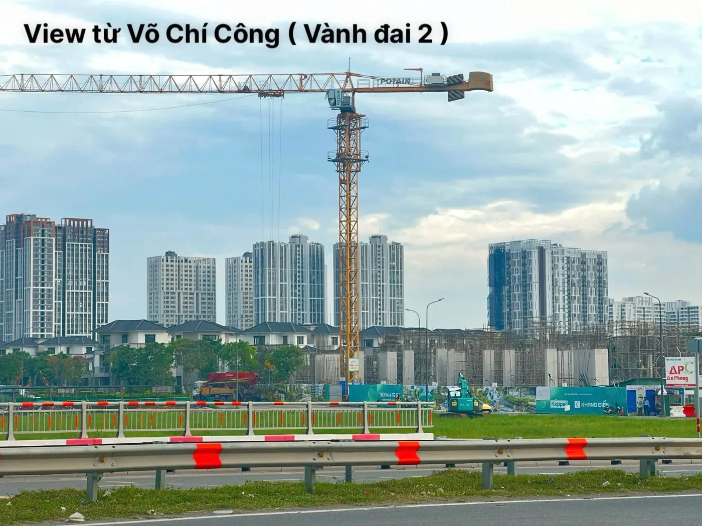 Các cẩu tháp tại công trường Gladia Heights trong ảnh tháng 9/2026