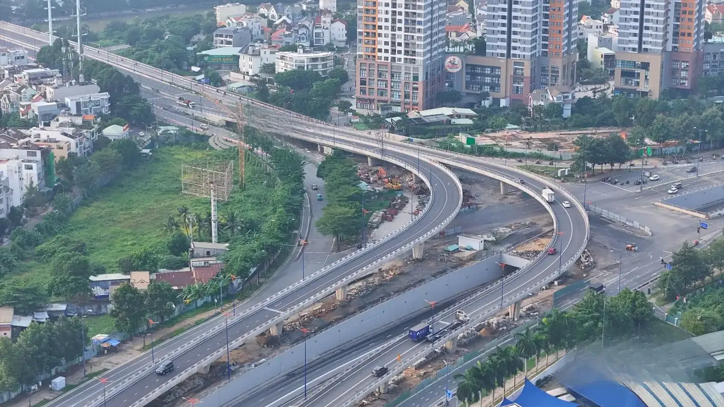 Hệ thống cầu vượt thép và hầm chui hiện đại giải tỏa áp lực giao thông khu Đông