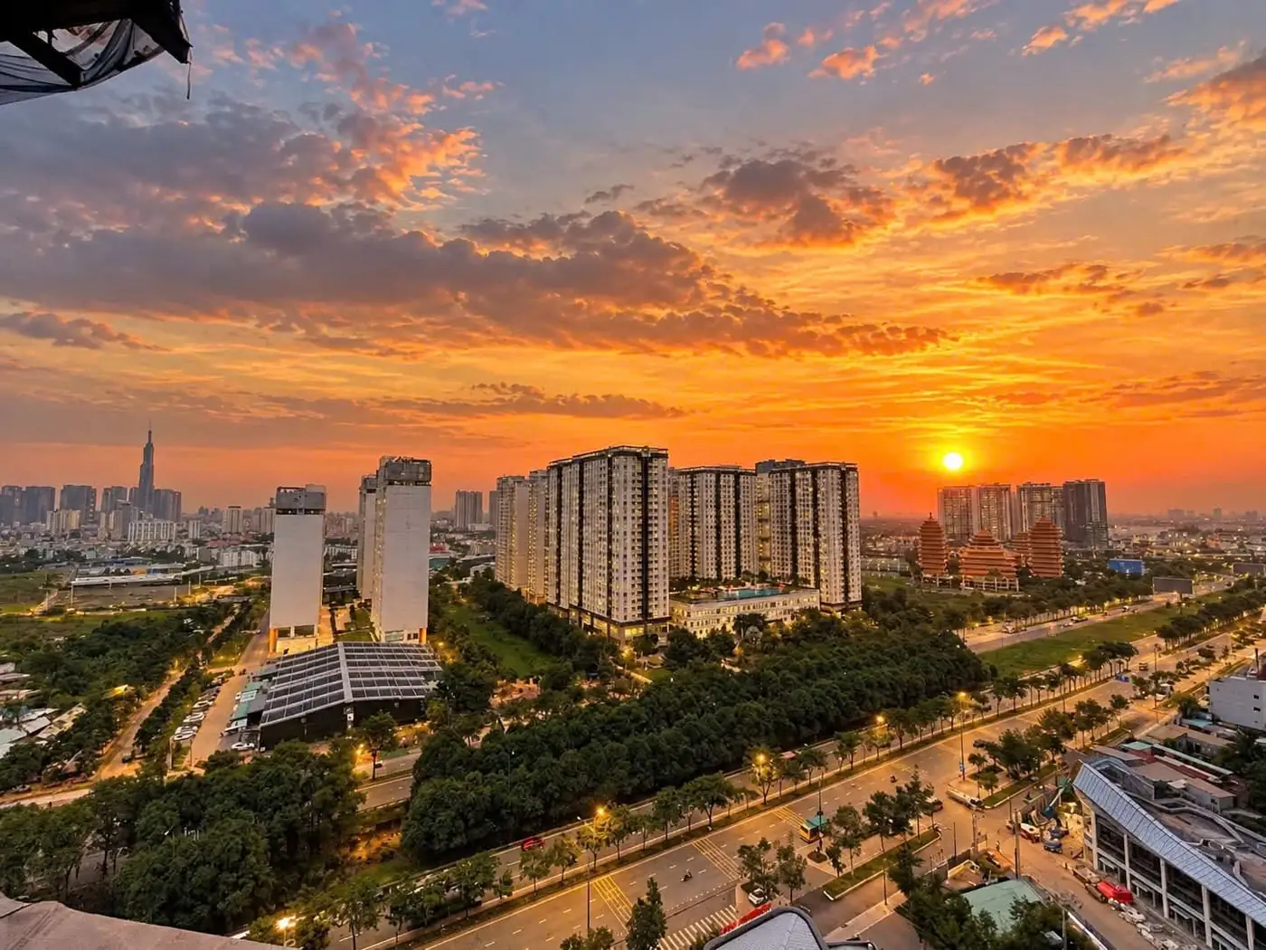 Tầm view hoàng hôn thực tế từ Tháp A6 Eaton Park hướng về trung tâm Quận 1