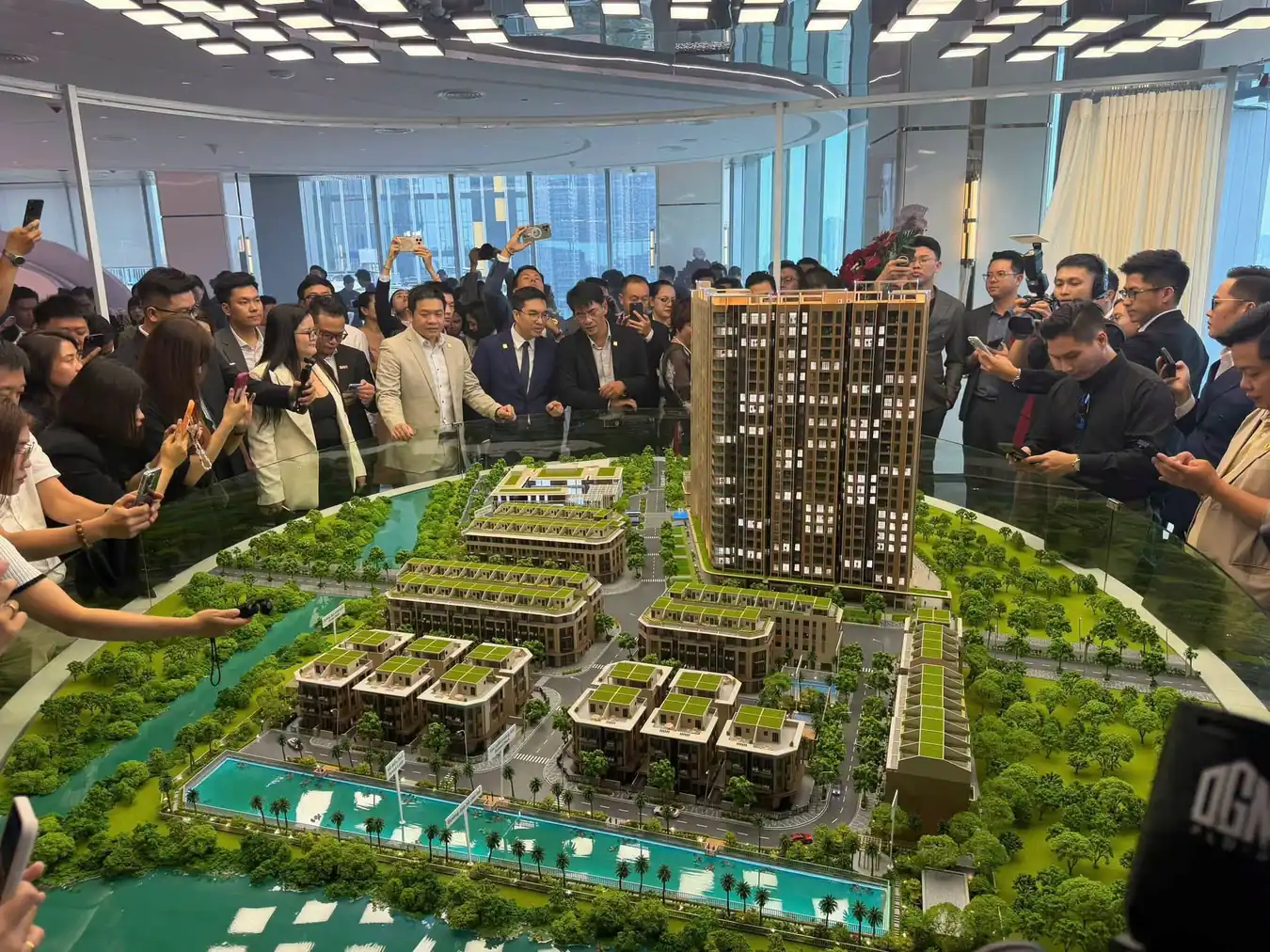 Nhà mẫu Imperia Sensa Park: khách hàng và chuyên viên tư vấn trao đổi quanh sa bàn dự án