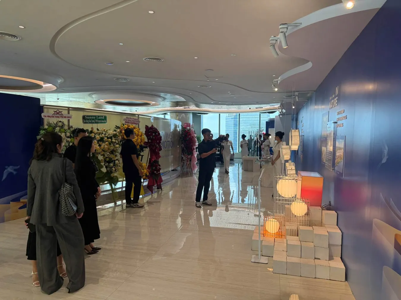 Nhà mẫu Imperia Sensa Park: không gian sảnh đón Sales Gallery MIK Group ngập tràn hoa chúc mừng