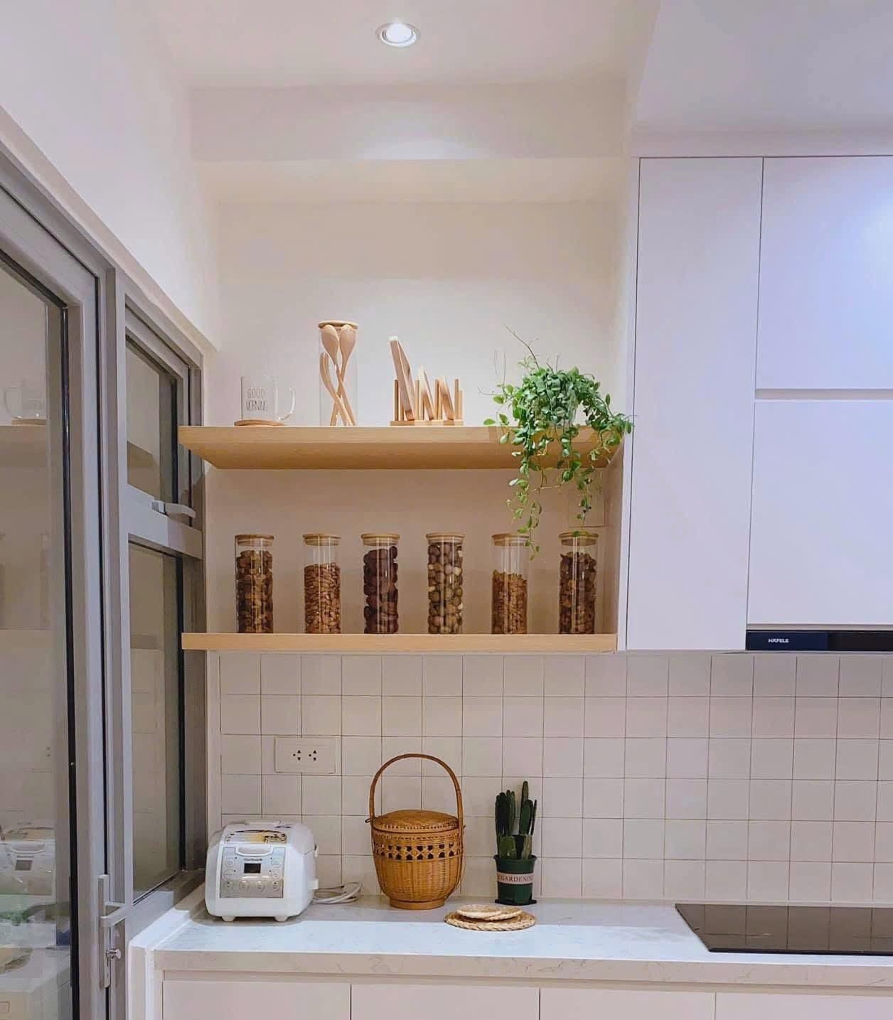 Modern kitchen in 2BR Palm Heights apartment