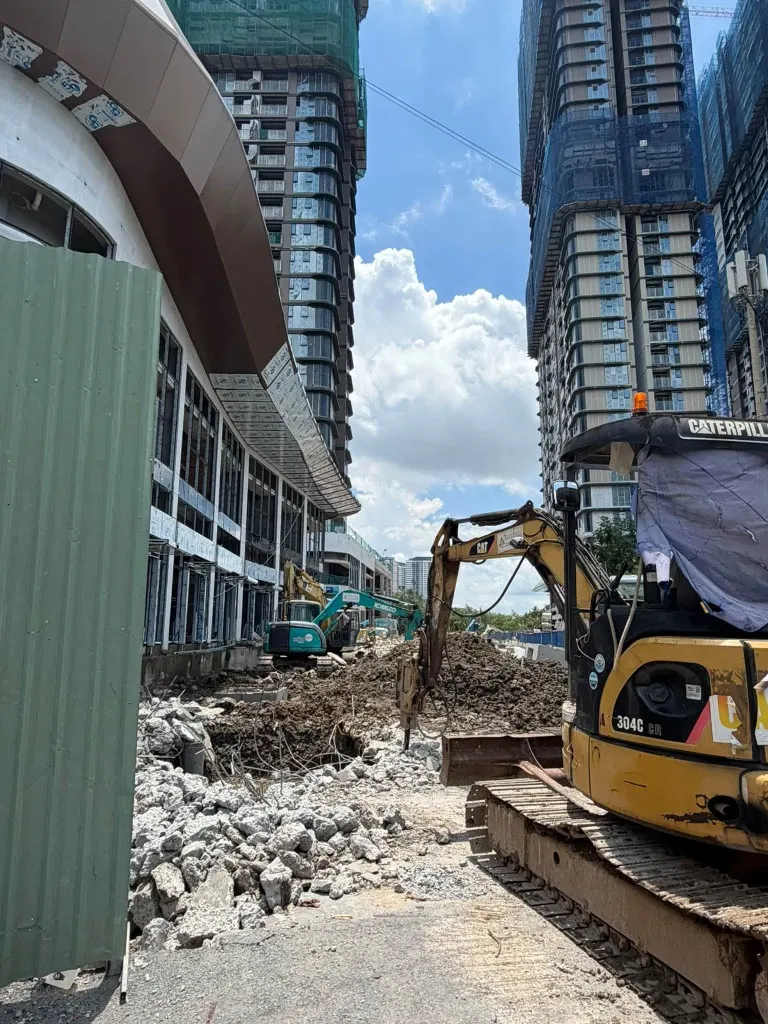 Máy cơ giới đào đất hạ nền cảnh quan đường nội khu dự án Gamuda Land